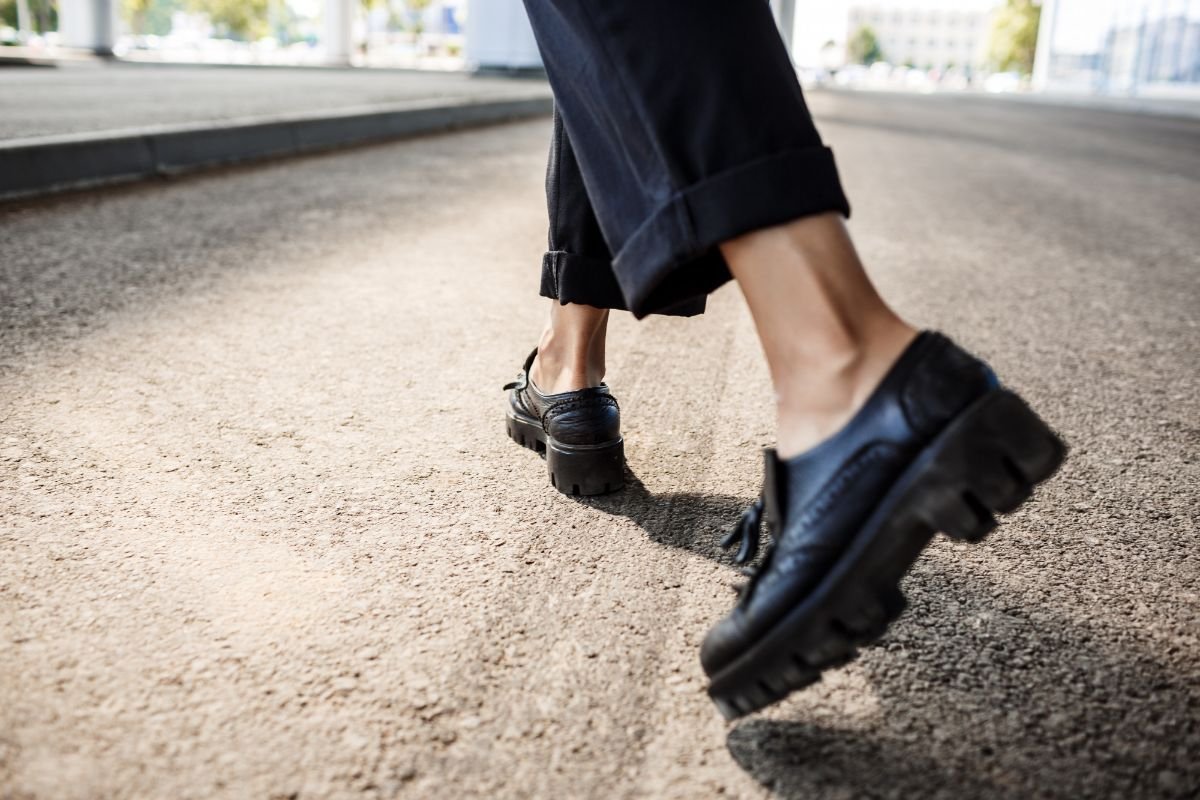 mulher usando mocassim feminino